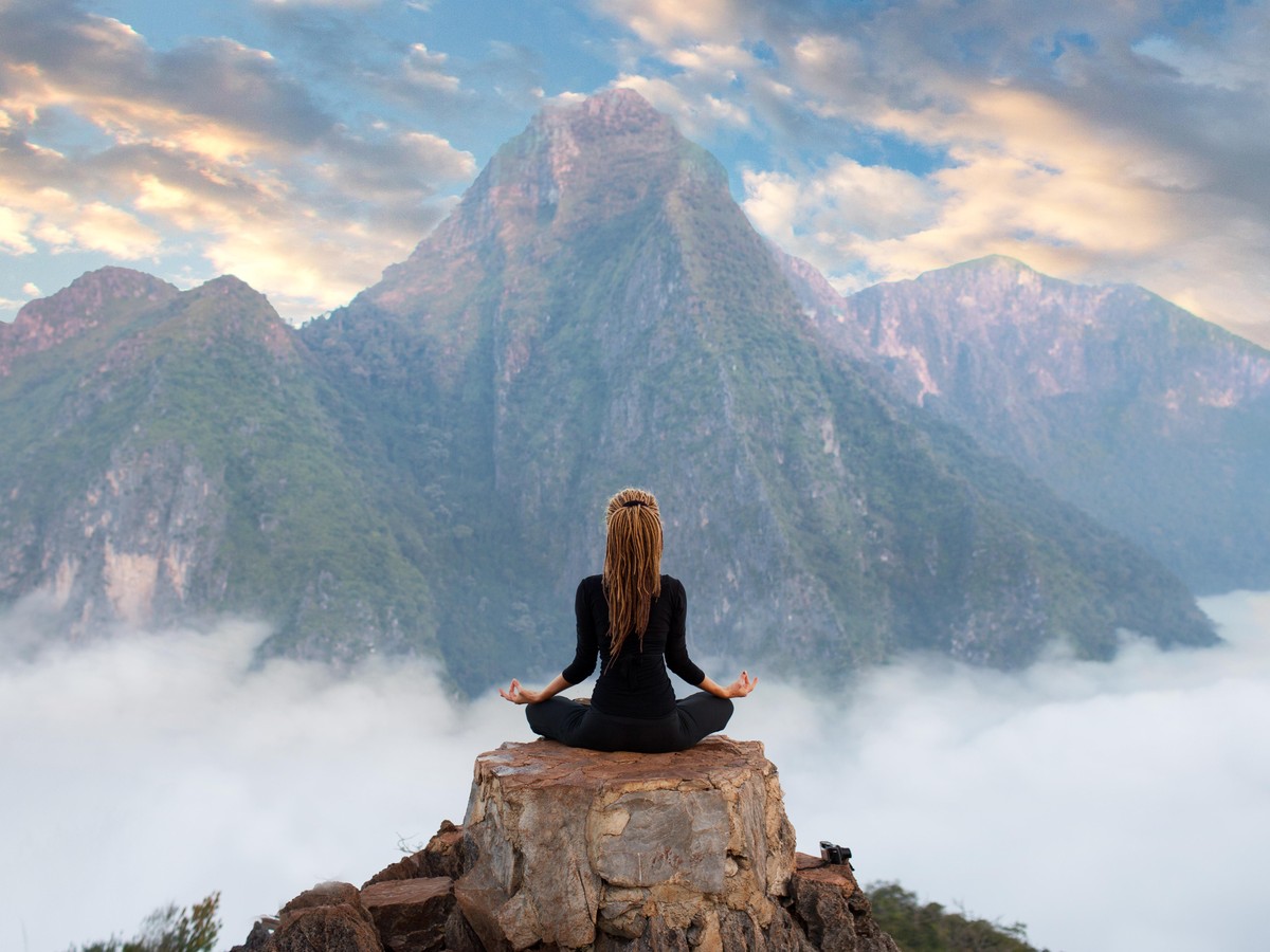 meditation yoga mindfulness frau natur guru yogi esoterik berge