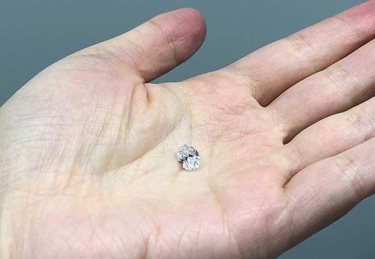 Diamant aus Botswana mit Ringwoodit-Einschlüssen.