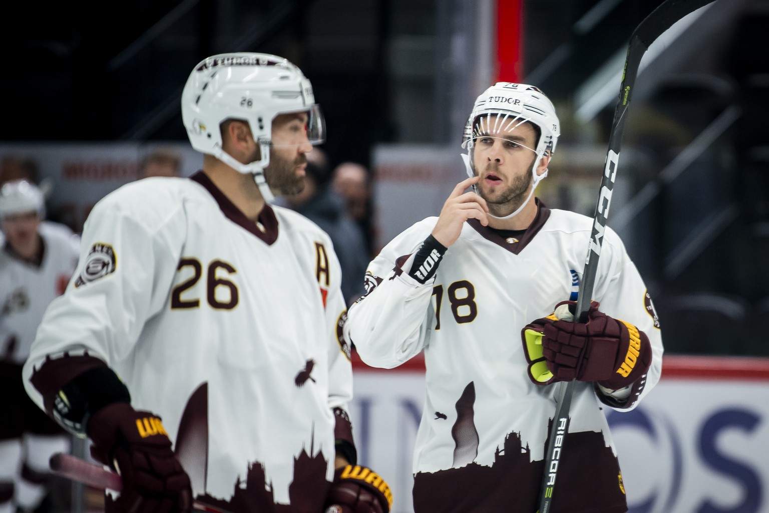 Les joueurs genevois Daniel Winnik et Marc-Antoine Pouliot, lors d&#039;un match amical de hockey sur glace entre le Lausanne HC, LHC, et Geneve-Servette HC, GSHC, le mardi 17 aout 2021 a la patinoire ...