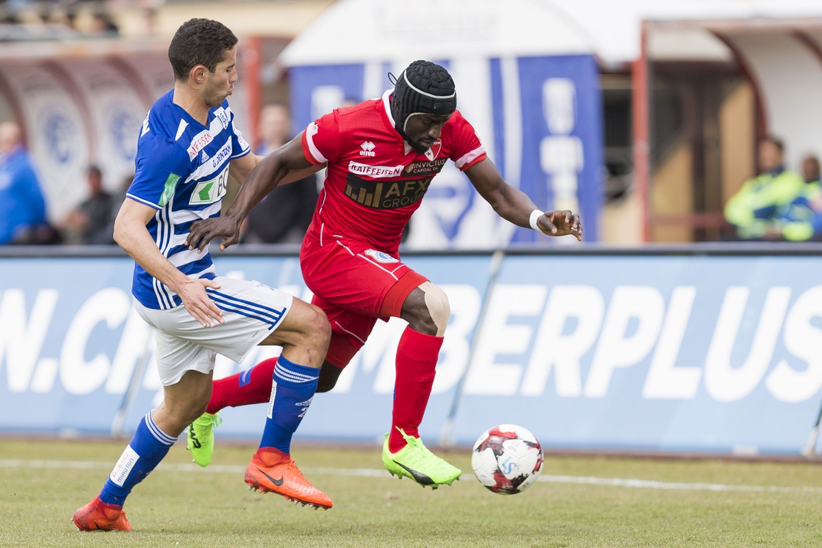L'attaquant lausannois Nassim Ben Khalifa, gauche, lutte pour le ballon avec le joueur valaisan Jagne Pa Modou, droite, lors de la rencontre de football de Super League entre le FC Lausanne-Sport ...