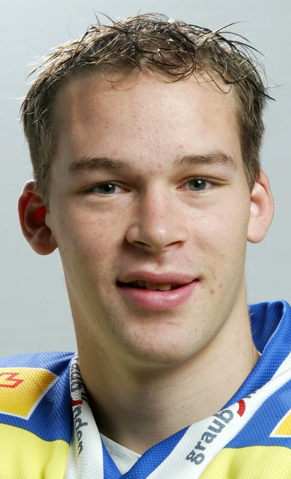 Portrait von Beat Forster, Verteidiger des Hockeyclub Davos, HCD, aufgenommen am Montag, 12. August 2002 in Davos. (KEYSTONE/Arno Balzarini)