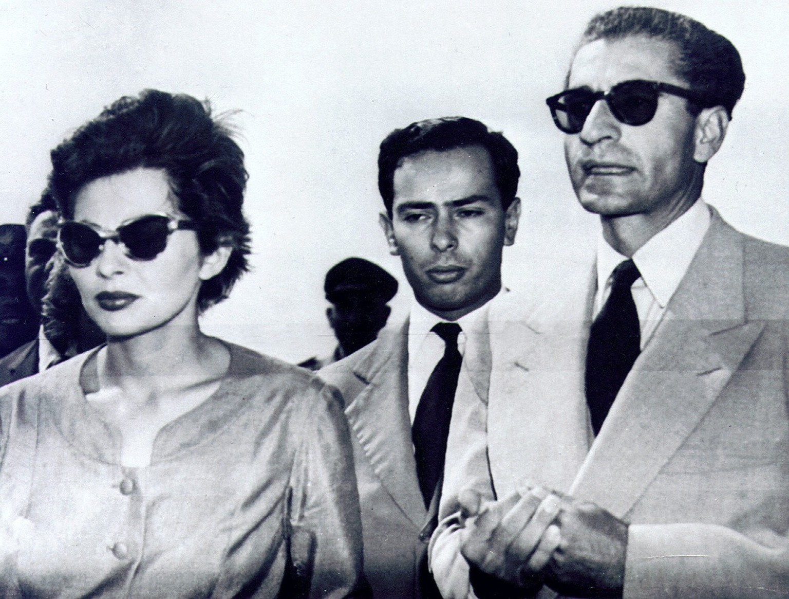 Soraya Esfandiari Bakhtiari, links, und Schah Mohamed Reza Pahlavi, rechts, am 8. Aug. 1953, in Paris. Ihr Name bedeutet Siebengestirn, und sieben Jahre war die junge, schoene Soraya Kaiserin von Pers ...