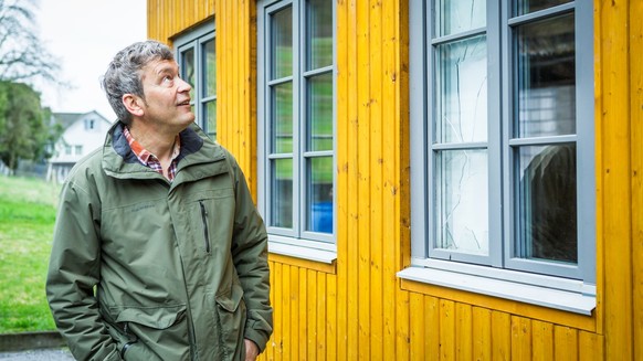 Das Fenster rechts müsse man alle drei Wochen reparieren, sagt Urech