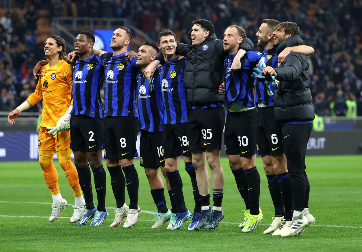epa11127195 Inter���s players celebrate winning the Italian Serie A soccer match between Fc Inter and Juventus at Giuseppe Meazza stadium in Milan, Italy, 04 February 2024. EPA/MATTEO BAZZI