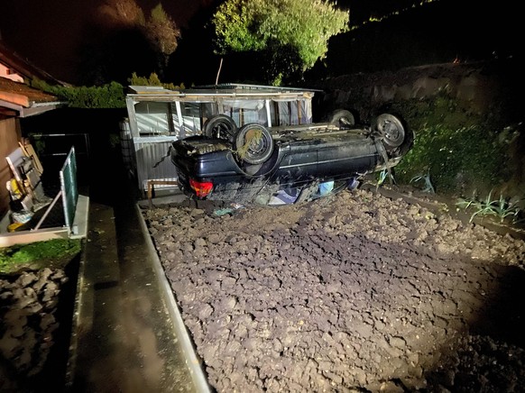 Übermüdet am Steuer: Neulenker landet mit Auto im Garten Tegerfelden