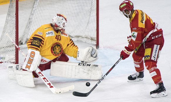 Biels Robbie Earl, rechts, im Duell mit Langnaus Torhueter Damiano Ciaccio im Eishockey Meisterschaftsspiel der National League zwischen dem EHC Biel und den SCL Tigers, am Dienstag, 13. November 2018 ...