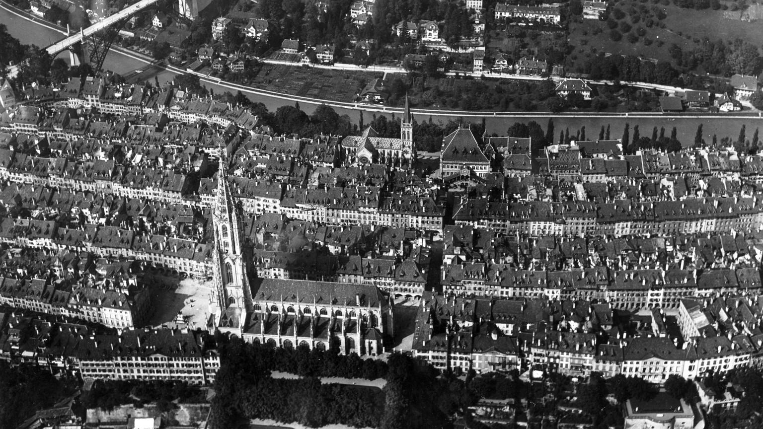 Luftaufnahme der Stadt Bern, gemacht von Flugpionier Walter Mittelholzer, um 1920.