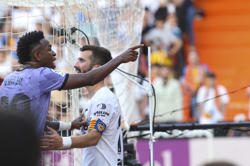 Real Madrid&#039;s Vinicius Junior, left, reacts during a Spanish La Liga soccer match between Valencia and Real Madrid, at the Mestalla stadium in Valencia, Spain, Sunday, May 21, 2023. (AP Photo/Alb ...