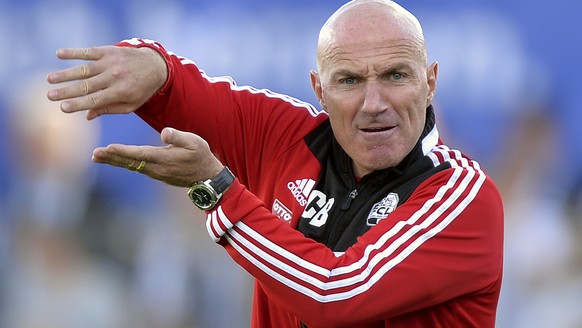 ARCHIV --- ZUR MELDUNG, DASS CARLOS BERNEGGER ZU GC ZURUECKKEHRT, STELLEN WIR IHNEN FOLGENDES BILD ZUR VERFUEGUNG --- Luzern Trainer Carlos Bernegger beim Fussball - Cup 1/16 - Finalspiel FC Schaffhau ...