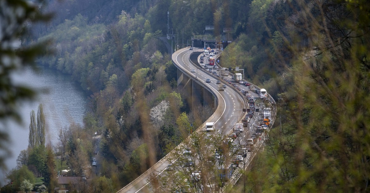 Erneut langer Stau vor dem Gotthard-Nordportal