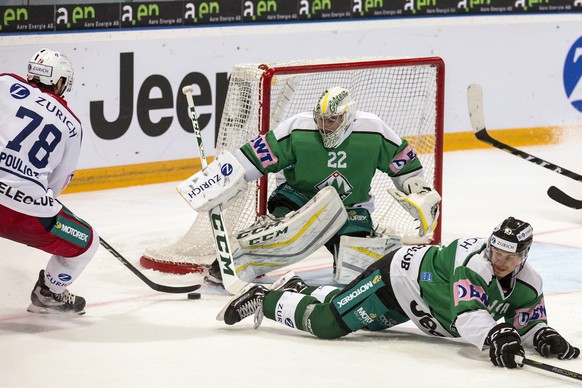 Biels Marc-Antoine Pouliot, links, im Spiel gegen Biels Torhueter Simon Rytz, Mitte, und Biels Tim Bucher, rechts, beim Swiss Ice Hockey Cup 1/8 Final zwischen dem EHC Olten und dem EHC Biel-Bienne am ...