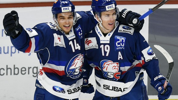 Die Zuercher mit Torschuetze Reto Schaeppi, rechts und Chris Baltisberger, links, jubeln nach dem 4-0 fuer die Lions beim Eishockeyspiel der National League ZSC Lions gegen den HC Lugano im Hallenstad ...