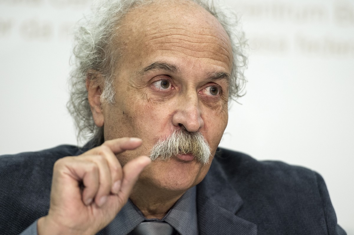 Giorgio Ghiringhelli vom Initiativ-Komitee, spricht anlaesslich der Lancierung der Volksinitiative "Ja zum Verhuellungsverbot", am Dienstag, 29. September 2015, in Bern. (KEYSTONE/Peter Schn ...