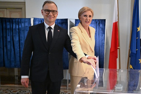 epa12113148 Polish President Andrzej Duda (L) and First Lady Agata Kornhauser-Duda vote at a polling station during Poland&#039;s presidential elections at the Polish Institute in Rome, Italy, 18 May  ...