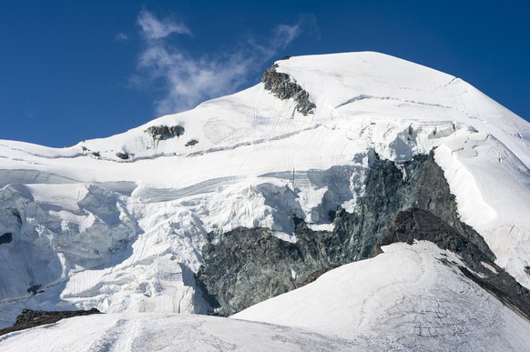 Das Allalinhorn fotografiert vom Hinter-Allalingrat aus am Mittwoch, 22. Juli 2015, in Saas-Fee, Wallis. (KEYSTONE/Dominic Steinmann)
