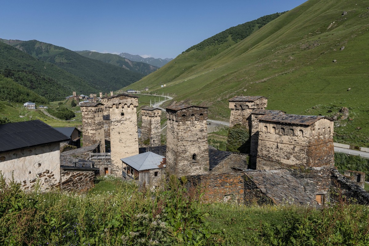 Das Dorf Ushguli, Transkaukasischer Wanderweg, Oberswanetien, Kaukasus, Georgien Ushguli village, trans-Caucasian trail, Upper Svaneti, Caucasus mountain range, Georgia LicenseRF Copyright: xZoonar.co ...