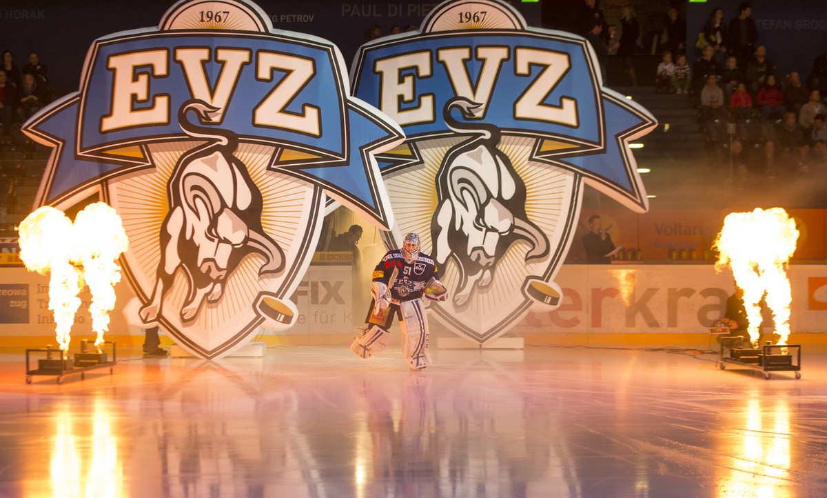 Goalie Tobias Stephan vom EV Zug beim Meisterschaftsspiel der National League A zwischen dem EV Zug und den Rapperswil-Jona Lakers am Samstag, 18. Oktober 2014, in der Bossard Arena in Zug. (KEYSTONE/ ...