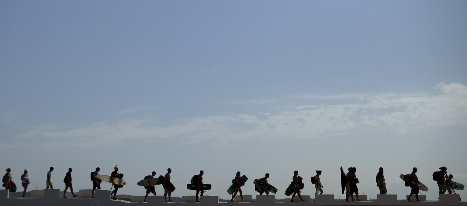 Los ging es ganz gesittet: Kitesurfer im spanischen Tarifa machen sich auf den Weg, den Weltrekord zu brechen.