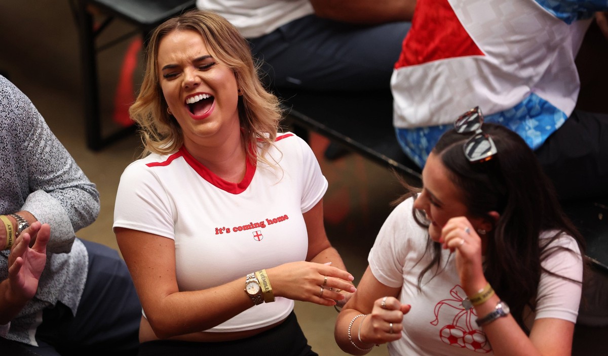 Fans watching England v Slovakia - EUFA Euro 2024 England fans at BOXPark Wembley in London during a screening of the UEFA EURO, EM, Europameisterschaft,Fussball 2024, round of 16 match, between Engla ...