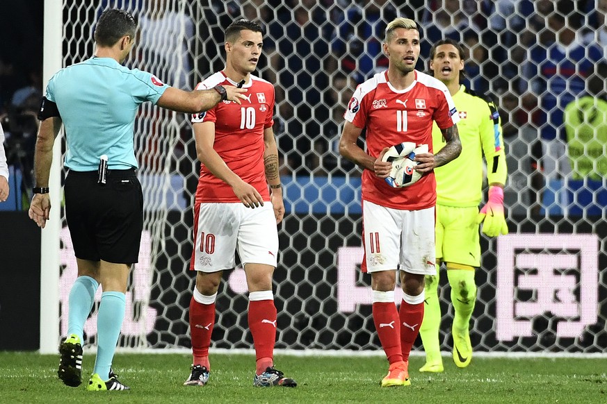 Xhaka und Behrami machten bisher selbst den Ball platt. Die beiden haben gegen Polen eine Schlüsselrolle inne.