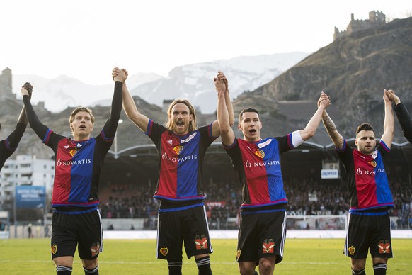 Les joueurs balois avec Michael Lang, centre, fetent la victoire lors de la rencontre de football de Super League entre le FC Sion et le FC Basel ce dimanche 12 mars 2017 au stade de Tourbillon a Sion ...