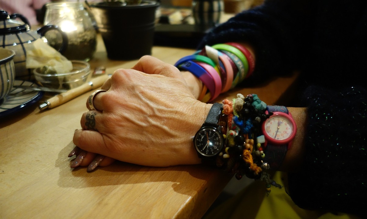 Treffen mit der Bürgerinneninitiatve Omas gegen Rechts in Dresden, am 13. Februar 2025. Von links: Monika (70 Jahre, aus Dresden), Christina (56 Jahre, aus Ostsaxen), Sigrid (64 Jahre, aus Dresden) un ...