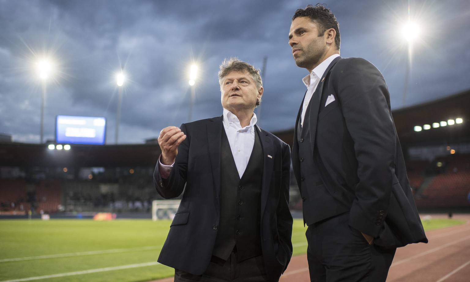 Zuerichs Trainer Uli Forte, rechts, spricht mit dem Praesidenten Ancillo Canepa im Challenge League Fussballspiel zwischen dem FC Zuerich und dem FC Wil im Letzigrund, am Samstag, 20. Mai 2017 in Zuer ...