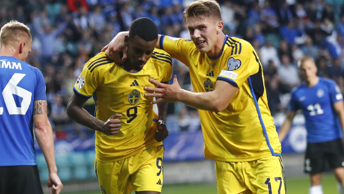 epa10850908 Alexander Isak and Viktor Gyokeres (R) of Sweden celebrate a goal during the UEFA EURO 2024 qualification soccer match between Estonia and Sweden in Tallinn, Estonia, 09 September 2023. EP ...