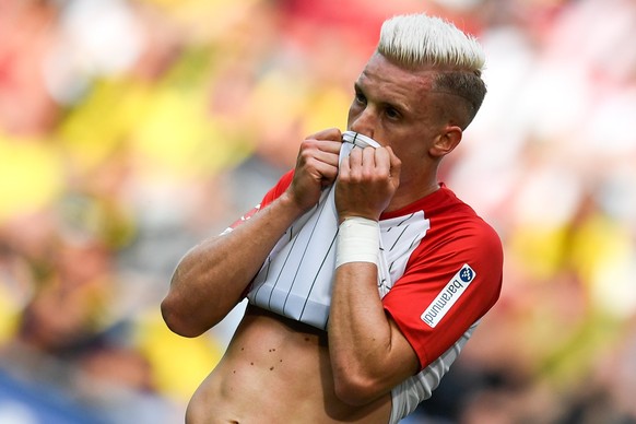 epa06236149 Augsburg&#039;s Philipp Max reacts during the German Bundesliga soccer match between FC Augsburg and Borussia Dortmund, in Augsburg, Germany, 30 September 2017. EPA/DANIEL KOPATSCH (EMBARG ...