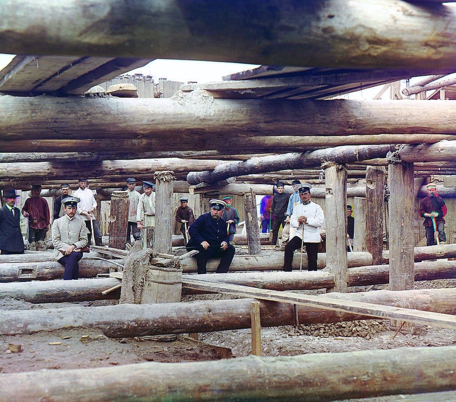 Arbeiter im Fundament für ein Stauwehr am Fluss Oka bei&nbsp;Beloomut bei Moskau, bevor der Zement eingegossen wird.