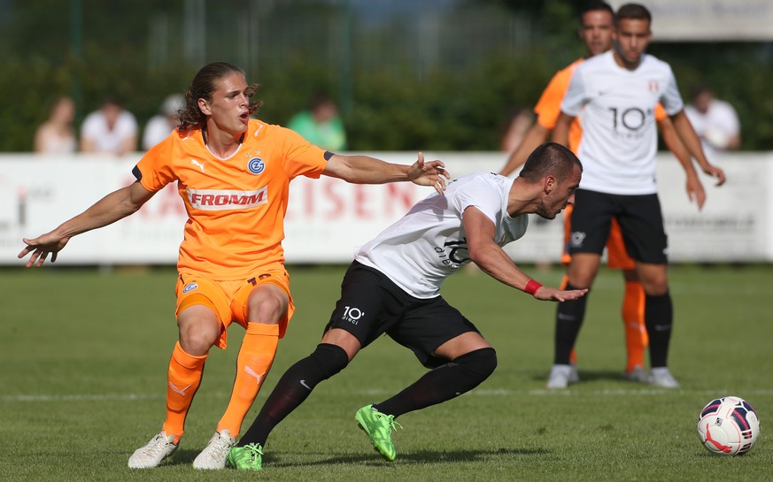 Rapperswil, 26.06.2015, Fussball Testspiel - FC Rapperswil-Jona - Grasshopper Club Zuerich, Noah Loosli (L, GCZ) gegen Vilson Doda (L, Rapperswil). (Marc Schumacher/EQ Images)