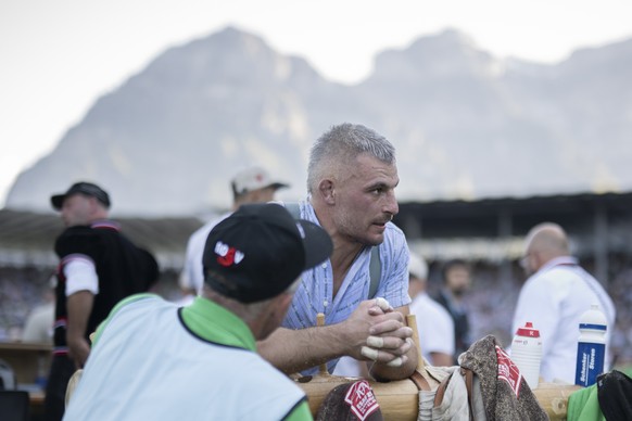 Samuel Giger nach dem gestellten Schlussgang gegen Werner Schlegel am Eidgenoessischen Schwing- und Aelplerfest 2025 Glarnerland (ESAF), am Sonntag, 31. August 2025, in Mollis. (KEYSTONE/Gian Ehrenzel ...