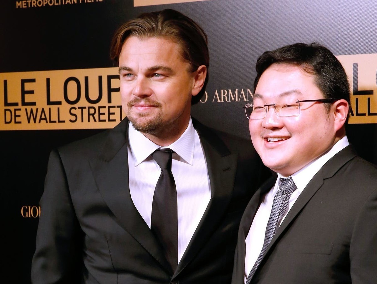 Jho Low (à droite) avec la star hollywoodienne Leonardo DiCaprio lors de la première du film "Le Loup de Wall Street" à Paris en décembre 2013.