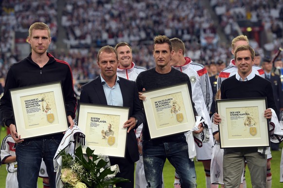 V.l.n.r.: Per Mertesacker, Assistenztrainer Hansi Flick, Miroslav Klose und Philipp Lahm werden für ihre Verdienste geehrt.