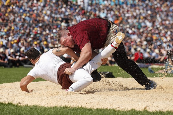 Christian Stucki, rechts, schwingt gegen Werner Suppiger im 3. Gang am Eidgenoessischen Schwing- und Aelplerfest (ESAF) in Zug, am Samstag, 24. August 2019. (KEYSTONE/Alexandra Wey)