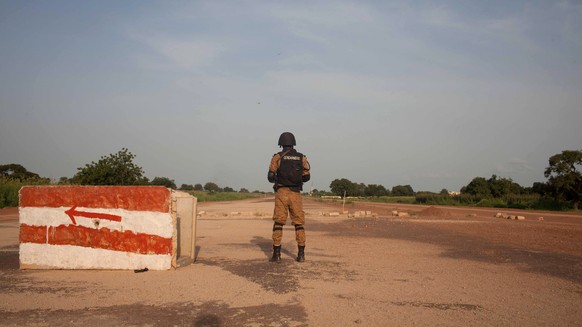 A Burkina Faso government soldier provide security near the presidential palace in Ouagadougou, Burkina Faso, Tuesday, Sept. 29, 2015. Burkina Faso&#039;s army stepped up the pressure Tuesday against  ...