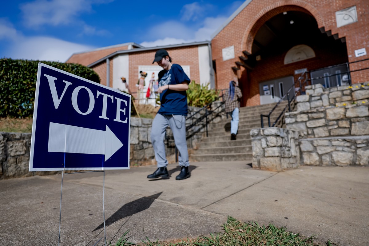 epa11692947 Citizens participate in early voting at a Dekalb County advance polling location in Atlanta, Georgia, USA, 30 October 2024. Georgia Secretary of State Brad Raffensperger said more than 3.0 ...