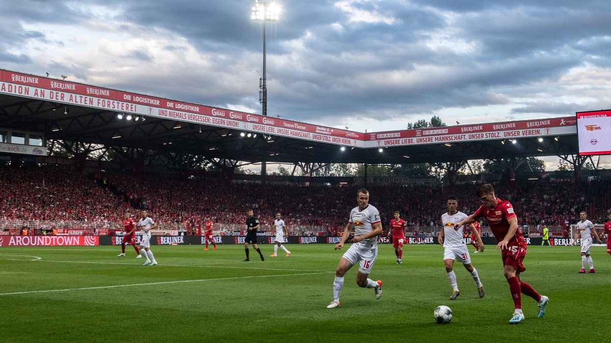 epa07779677 Leipzig's Lukas Klostermann (L) in action against Union's Union's Marius Buelter during the German Bundesliga soccer match between FC Union Berlin and RB Leipzig in Berlin,  ...