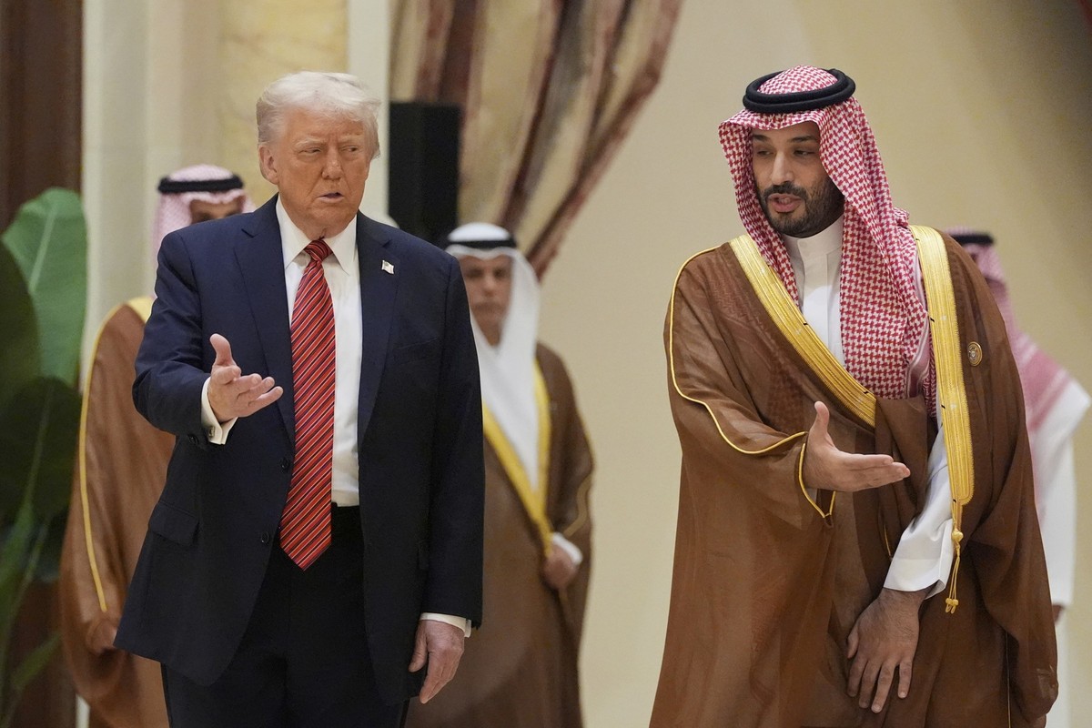 KEYPIX - President Donald Trump arrives with Saudi Crown Prince Mohammed bin Salman for the group photo with Gulf Cooperation Council leaders during the GCC Summit in Riyadh, Saudi Arabia, Wednesday,  ...