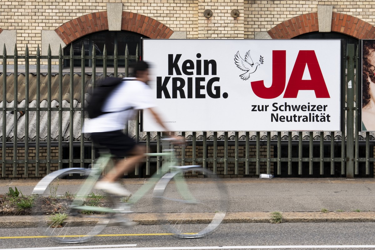 Ein Abstimmungsplakat vom Komitee "Wahrung der Schweizer Neutralitaet" mit dem Slogan "Kein Krieg. Ja zur Schweizer Neutralitaet" wirbt fuer ein Ja zur "Wahrung der schweizeri ...