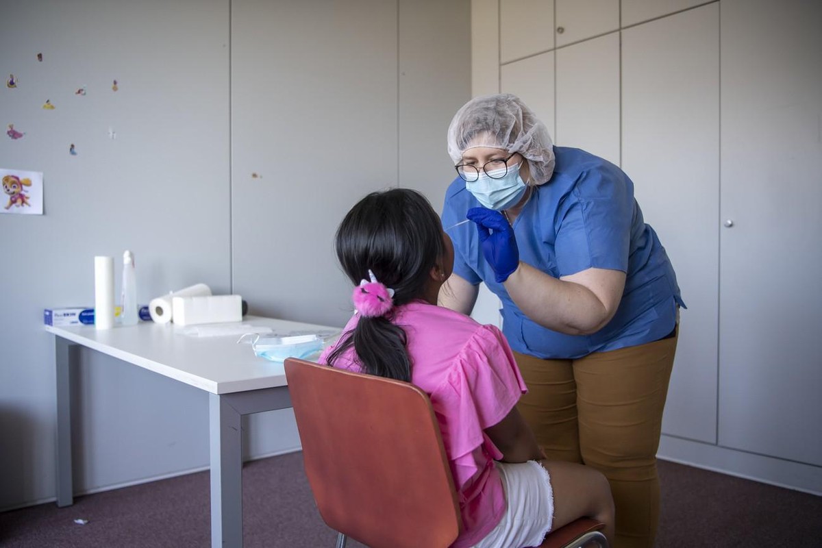 Une infirmiere procede au depistage d'une enfant lors d'un depistage du (Covid-19) sur le site de NOMAD (Neuchatel Organise le Maintien a Domicile) le mercredi 9 septembre 2020 a Marin-Epagn ...