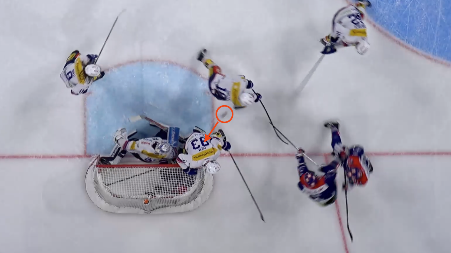 Umstrittenes Tor bei ZSC Lions vs. EHC KLoten: Von Dario Sidlers Schlittschuh springt der Puck in Richtung Tor von Ludovic Waeber.