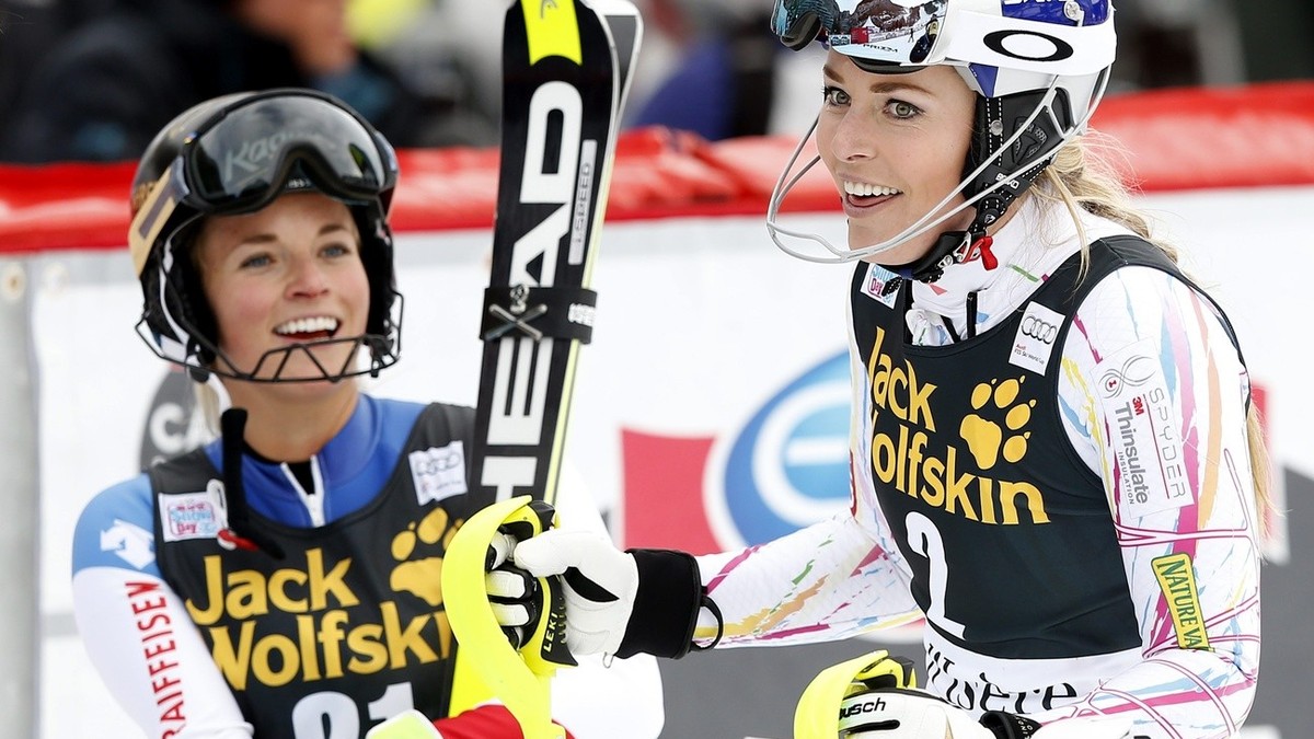 epa05074189 Winner Lara Gut (L) of Switzerland and second placed Lindsay Vonn of the USA celebrate in the finisgh area during the Women's Combined race at the FIS Alpine Skiing World Cup in Val d ...