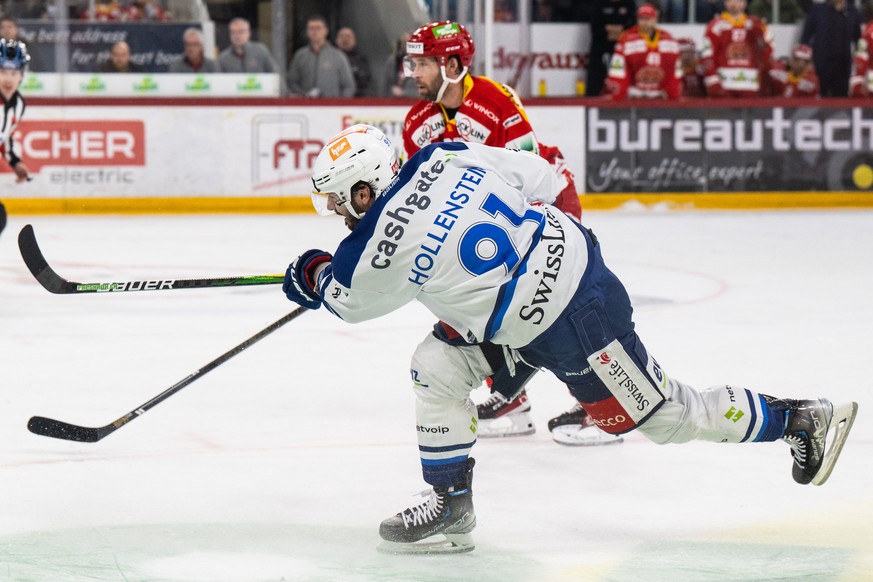 Biels Beat Forster, rechts, kommt zu spaet, Zuerichs Denis Hollenstein trifft zum 1-1 im sechsten Playoff Viertelfinal Eishockeyspiel der National League zwischen dem EHC Biel und den ZSC Lions, am Sa ...