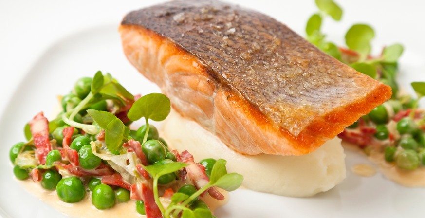 http://www.greatbritishchefs.com/recipes/salmon-fillets-recipe-peas-chorizo lachs erbsen chorizo grossbritannien england essen food