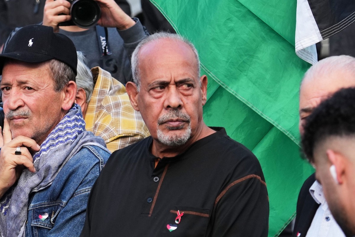 07.10.2026, Berlin: Ibrahim Ibrahim (M) nimmt an einer propal�stinensischen Demonstration unter dem Slogan �Stoppt den Gaza Genozid. Stoppt den Krieg� in Berlin-Mitte am Jahrestag des Terrorangriffs d ...
