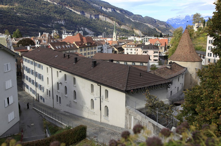 Strafanstalt Sennhof in der Altstadt von Chur mit dem Turm der Regulakirche, aufgenommen am Mittwoch, 21. Oktober 2009. (KEYSTONE/Arno Balzarini)