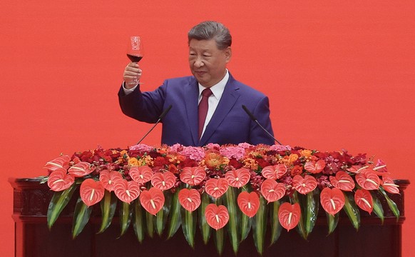 epa12347509 Chinese President Xi Jinping toasts during an official reception marking the 80th anniversary of victory in the Chinese People&#039;s War of Resistance against Japanese Aggression and the  ...