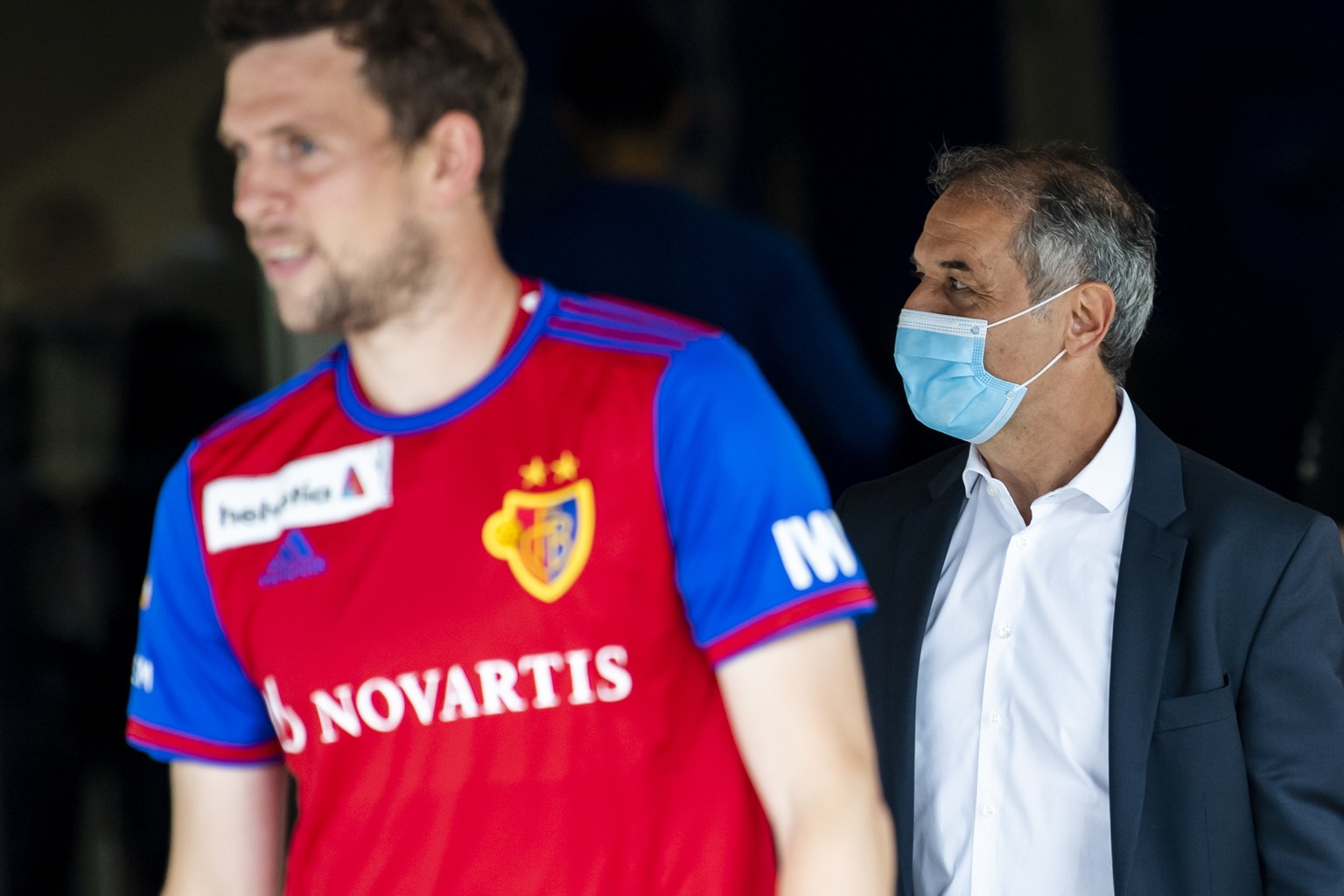 Le milieu balois Fabian Frei, gauche, entre sur le terrain avec l?entraineur du FC Basel Marcel Koller, droite, lors du quart de final de la Coupe de Suisse de football entre le FC Lausanne-Sport, LS  ...