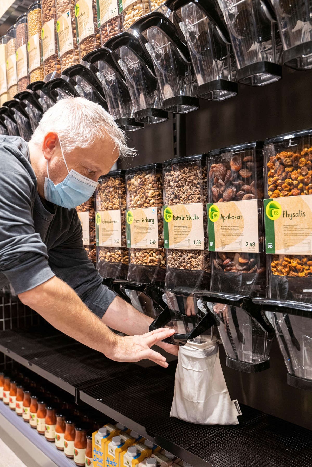 PHOTO: JORMA MUELLER PHOTOGRAPHY, 04NOV2020, BADEN (AG), SWITZERLAND. DIE NEUEN ABFÜLLSTATIONEN FÜR DEN OFFENVERKAUF VON GETREIDE, KERNEN, MÜESLI ETC IN DER NEU UMGEBAUTEN MIGROS IN BADEN.